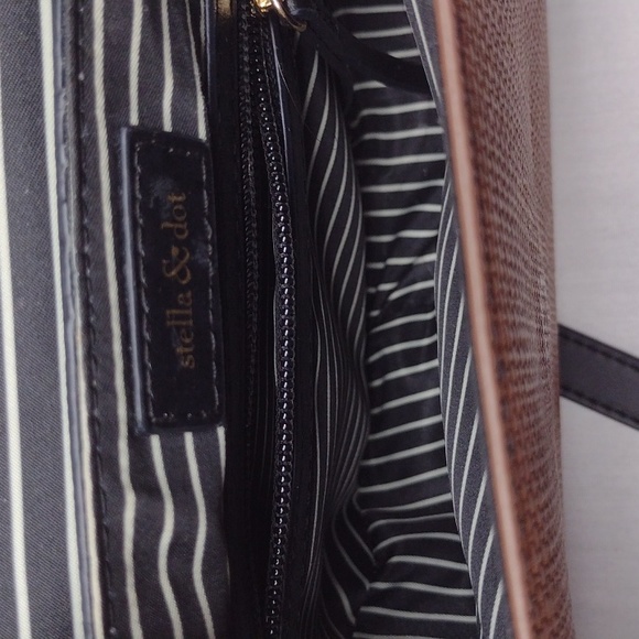 Stella and Dot Chelsea Faux Leather Crossbody Handbag w/Magnetic Clasp. 20" Drop - Picture 4 of 4